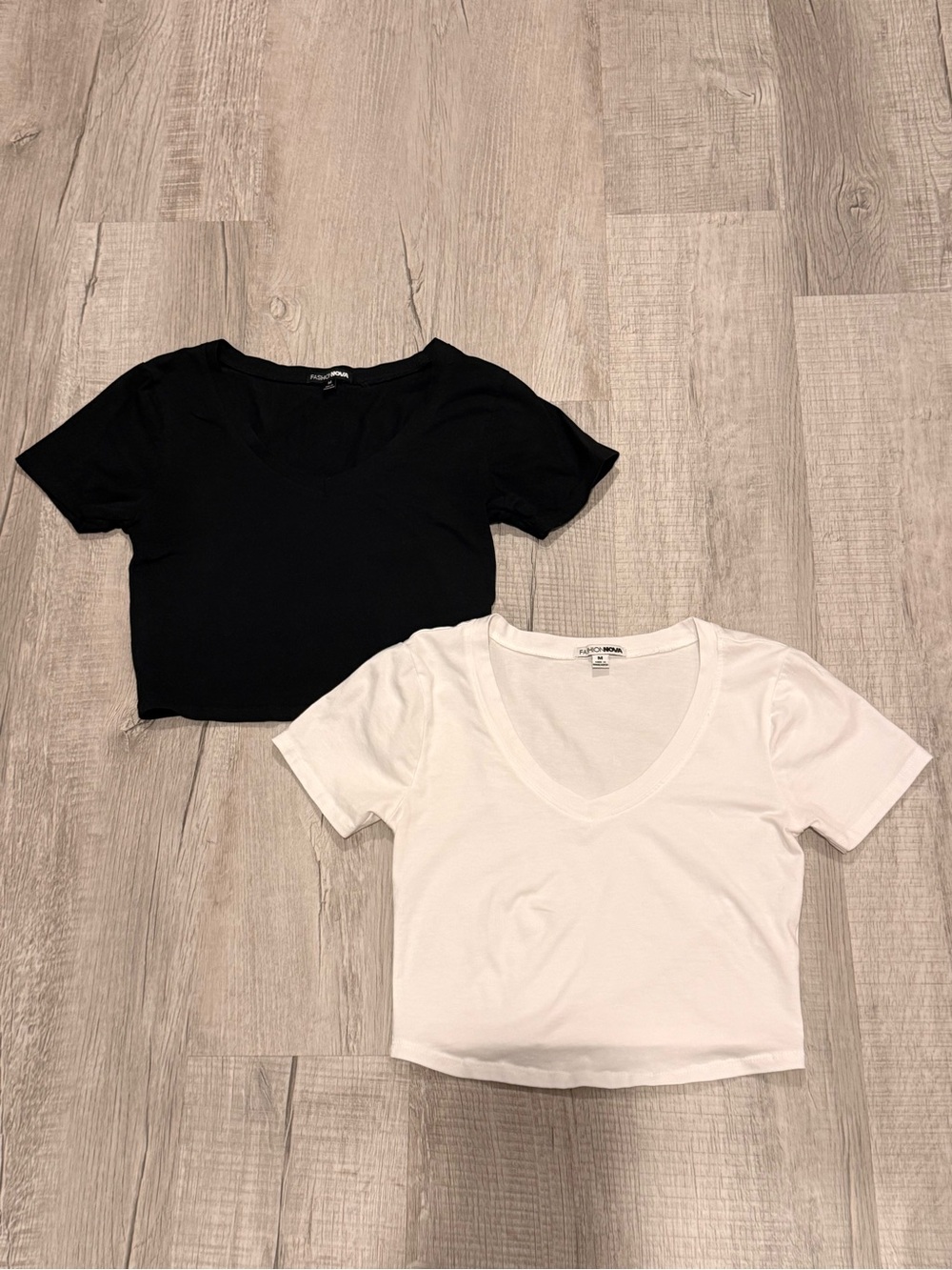 Fashion Nova Set of 2 V-Neck Cropped Tees - Black & White Size M